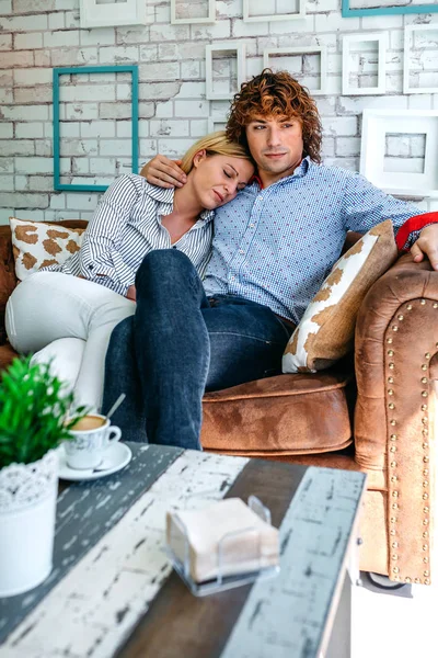 Mann umarmt Frau auf Sofa — Stockfoto
