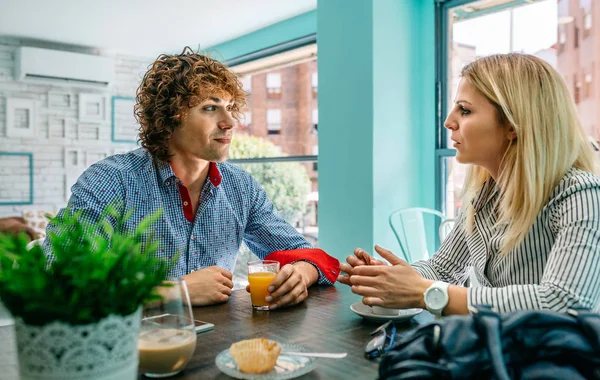 Par som äter frukost på ett kafé — Stockfoto