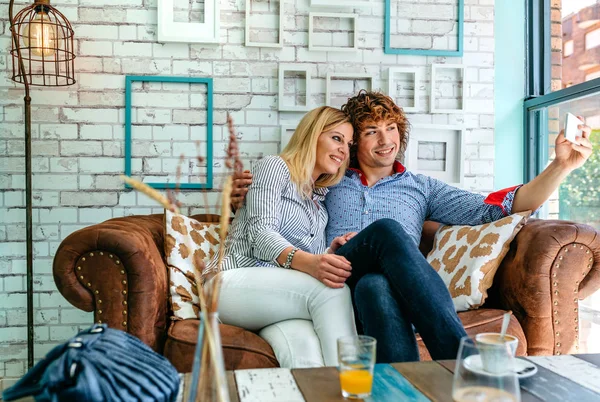 Paar macht Selfie auf dem Sofa — Stockfoto