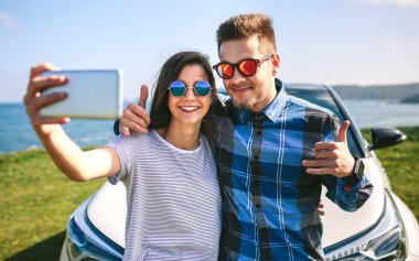 Genç çift selfie araba yapıyor