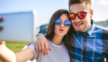 Genç çift selfie araba yapıyor