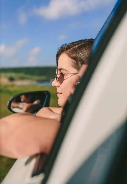 Meisje leunend op venster van de auto — Stockfoto