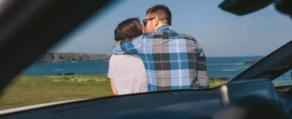 Giovane coppia baciare vicino alla costa — Foto Stock