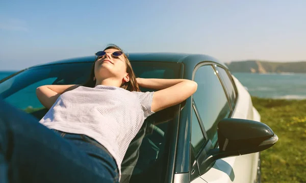 Gelukkig Jong Meisje Rusten Liggend Voorruit Van Auto — Stockfoto