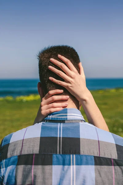 Irreconhecível jovem casal beijando — Fotografia de Stock