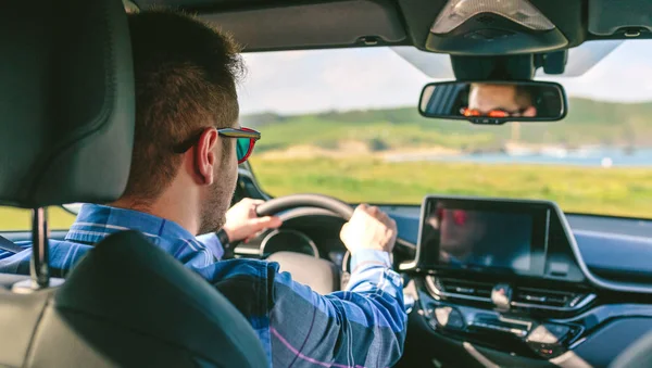 若い男持株ステアリング運転 — ストック写真