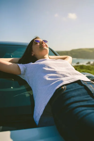 Young girl lying on the windshield — Stock Photo, Image