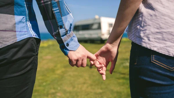 Unrecognizable couple holding hands with hooked fingers — Stock Photo, Image