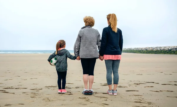 Tres generaciones de mujeres observando el mar — Foto de Stock