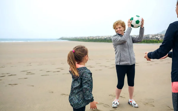 Tres generaciones de mujeres jugando en la playa — Foto de Stock