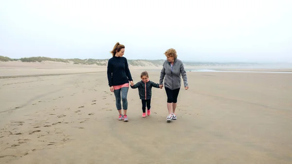 Tres generaciones de mujeres caminando por la playa — Foto de Stock