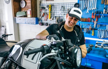 Mekanik bir motosiklet Temizleme