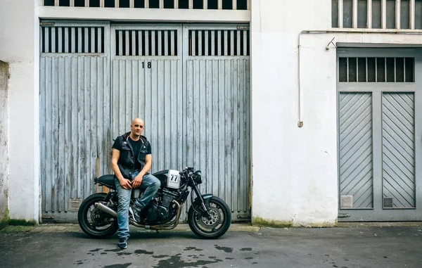 Motociclista posando con una moto — Foto de Stock