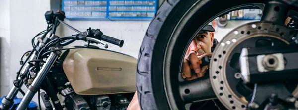 Mécanicien Fixant Roue Moto Personnalisée Dans Son Atelier Focus Sélectif — Photo