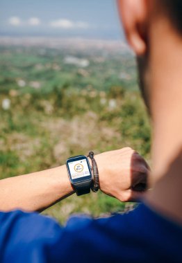 Tanınmayan sporcu smartwatch açık havada seyir