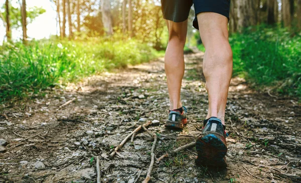 Foten av man deltar i trail race — Stockfoto