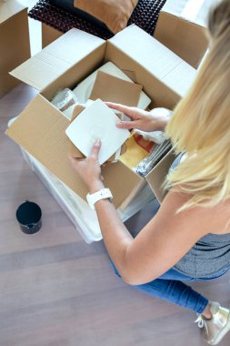 Üstten görünüm tanınmaz halde kadının yeni evinde hareket kutuları açma