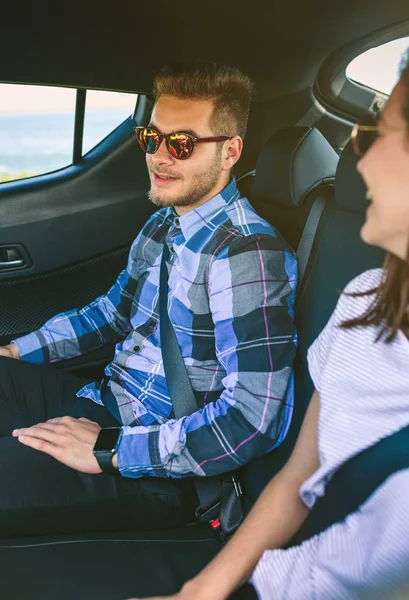 若いカップルにシートベルトが付いている車で旅行 — ストック写真