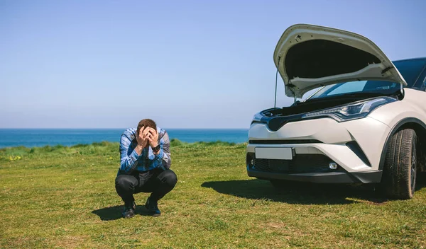 Ung man desperat, bil uppdelade — Stockfoto