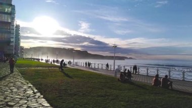 Gün batımında mesire boyunca yürüyüş insanlar