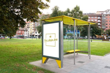 Otobüs gölgelik bir şehir parkı özelleştirilebilir tasarım ile