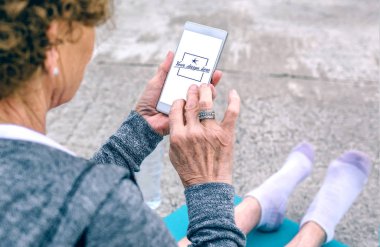 Akıllı telefon kullanan üst düzey kadın arkadan görünüm