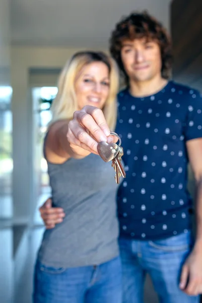 Couple montrant les clés de leur maison — Photo