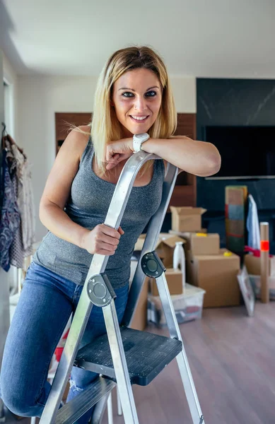 Frau posiert im Wohnzimmer — Stockfoto