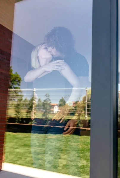 Pár Líbání Oknem Jejich Nového Domu — Stock fotografie
