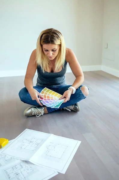 Girl looking color chart — Stock Photo, Image