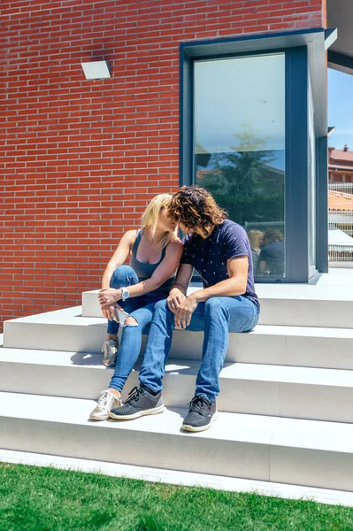 Пара поцелуев перед новым домом — стоковое фото