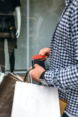 Kredi kartı dışarı alarak adam