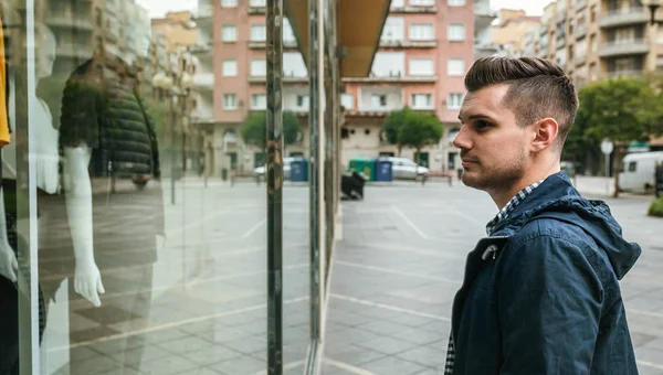 Homem olhando para a vitrine de uma loja — Fotografia de Stock