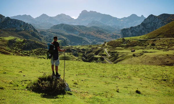 Paysage alpiniste avec sentier entre les montagnes — Photo
