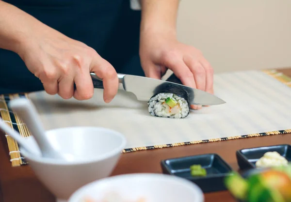女性シェフ切削寿司のクローズ アップ ロールします。 — ストック写真