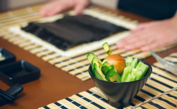 Bol d'avocat coupé pour préparer des sushis — Photo