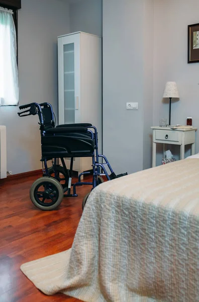 Behandlungszimmer mit Rollstuhl — Stockfoto