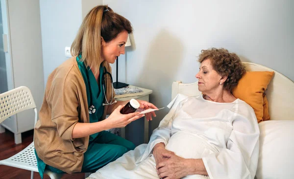 Médico feminino explicando posologia — Fotografia de Stock