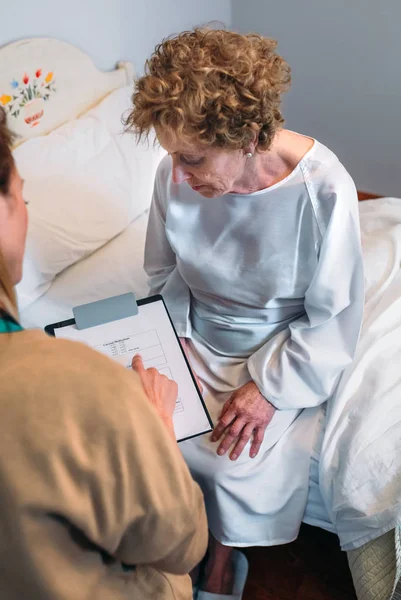 Doctora rellenando un cuestionario — Foto de Stock