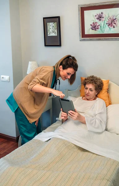 Médico femenino que muestra los resultados de una prueba médica en la tableta — Foto de Stock