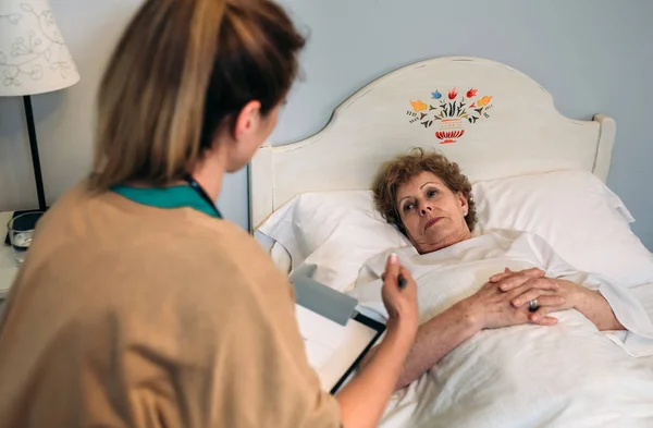 Doctora explicando el tratamiento — Foto de Stock