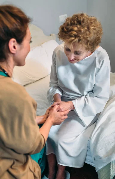 Médico dando aliento al paciente de edad avanzada — Foto de Stock