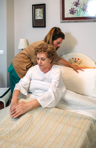介護高齢者の患者に枕を収容 — ストック写真
