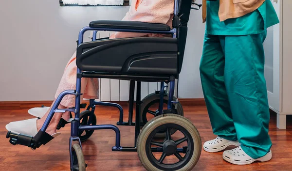 Doctora Que Lleva Una Paciente Anciana Silla Ruedas — Foto de Stock