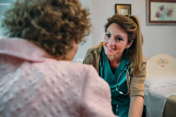 Yaşlı hasta tekerlekli konuşmaya doktor — Stok fotoğraf