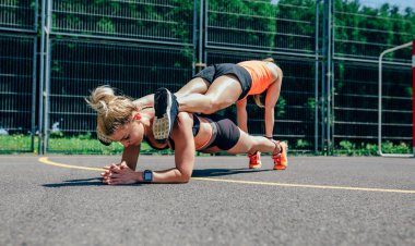 İki genç sportswomen bir spor sahada eğitim ortağı yapıyor