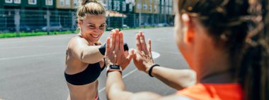 Sporcumuz eğitim boks ile onu antrenman ör