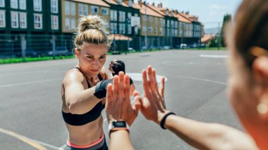 Sporcumuz eğitim boks ile onu antrenman ör