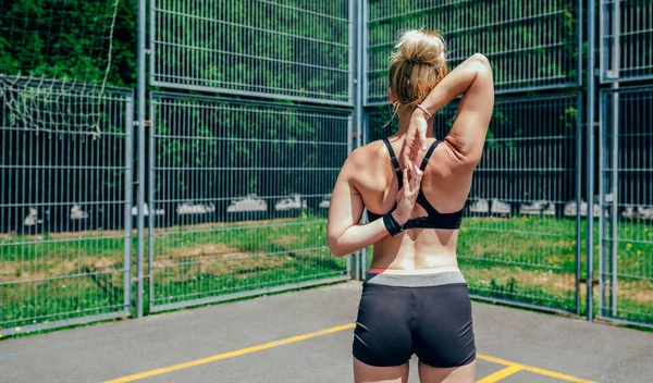 Sportvrouw doen arm stukken — Stockfoto