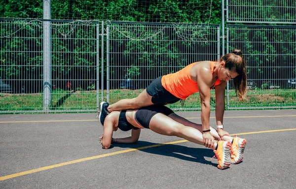 Zwei Junge Sportlerinnen Beim Partnertraining Auf Einem Sportplatz — Stockfoto